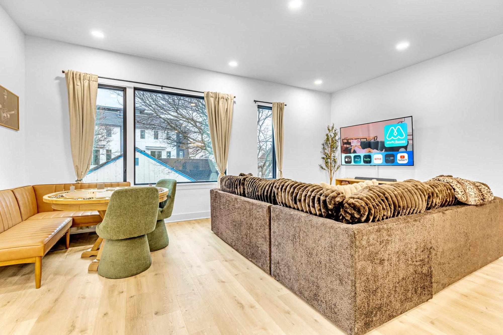 Luxury Hot Tub & Rooftop Deck Downtown *