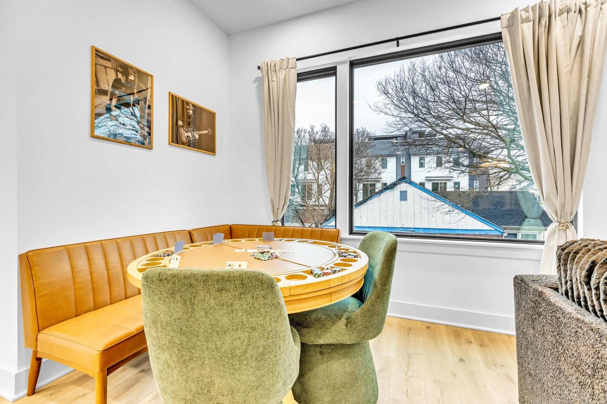 Holiday home Luxury Hot Tub & Rooftop Deck Downtown *