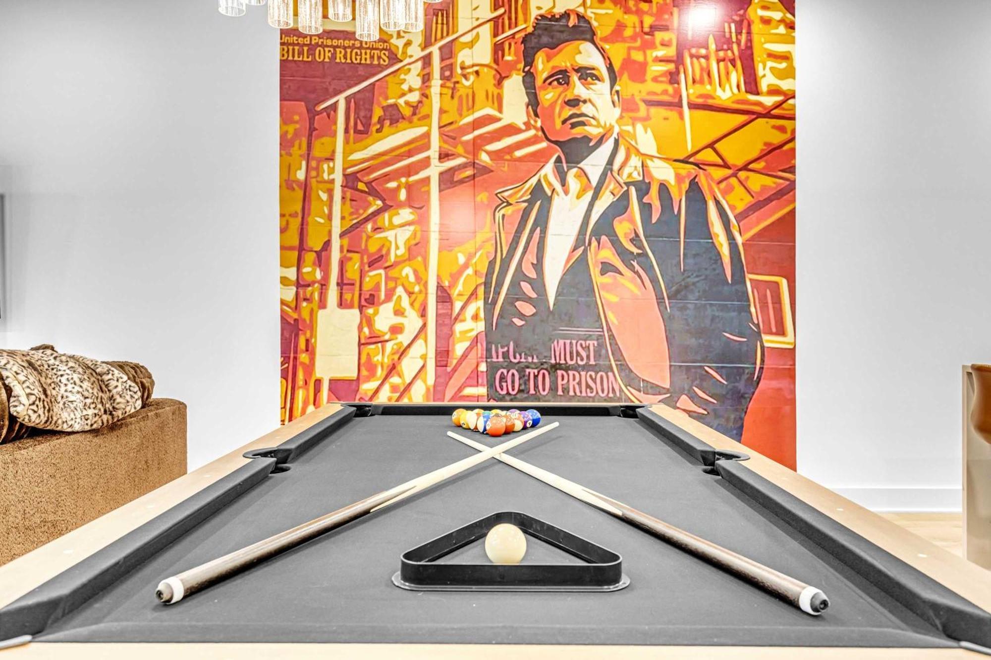 Luxury Hot Tub & Rooftop Deck Downtown