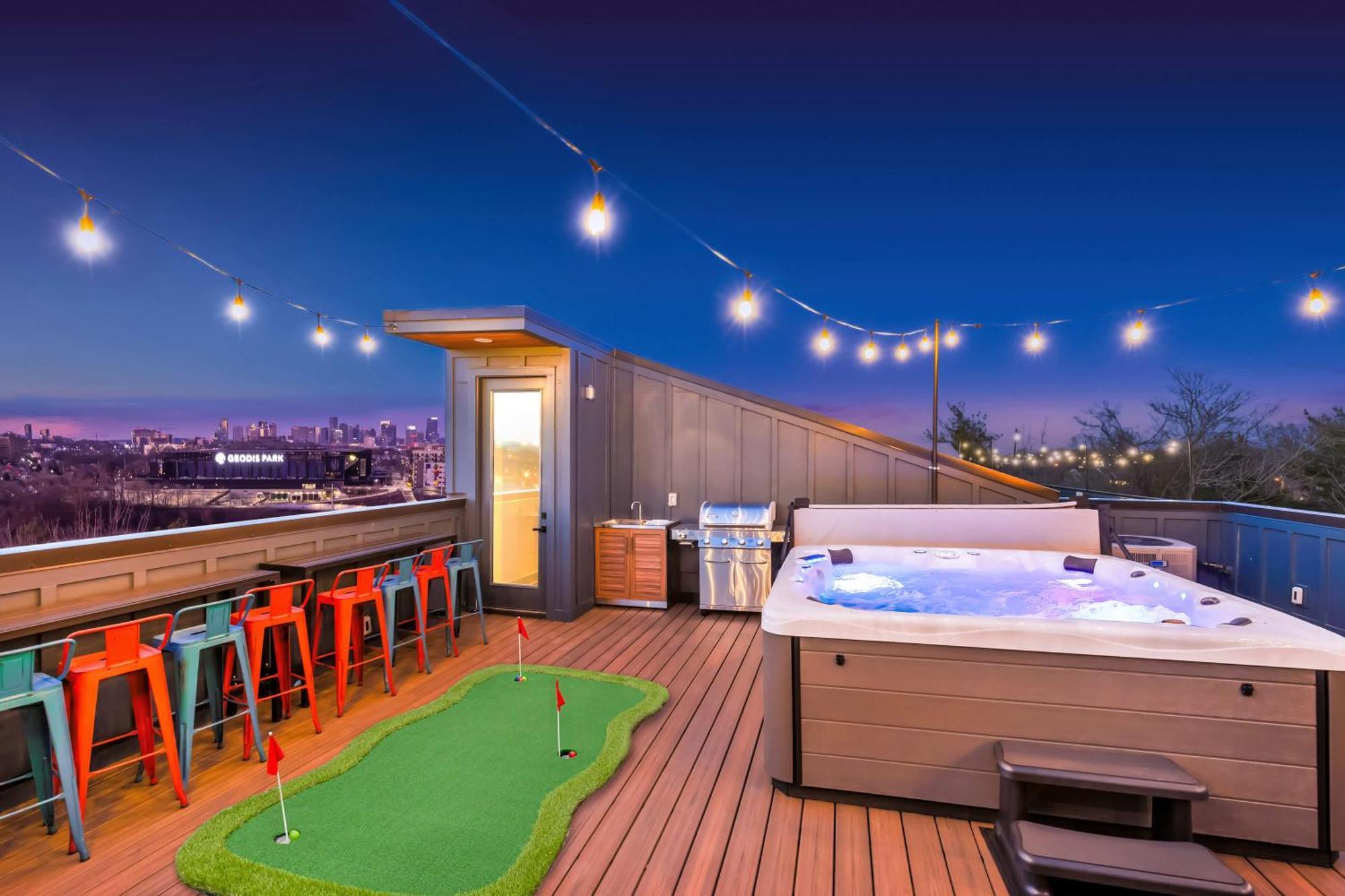 Luxury Hot Tub & Rooftop Deck Downtown Holiday home *
