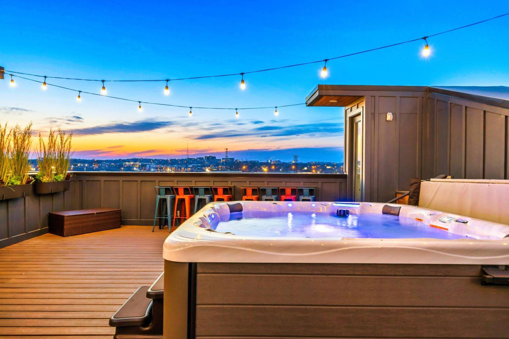 Luxury Hot Tub & Rooftop Deck Downtown Holiday home