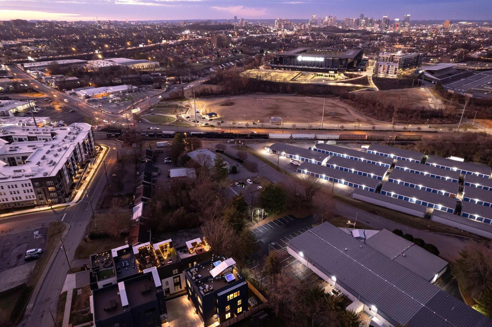 Twin Homes Rooftop Deck Hot Tub Outdoor Kitchen Holiday home Nashville