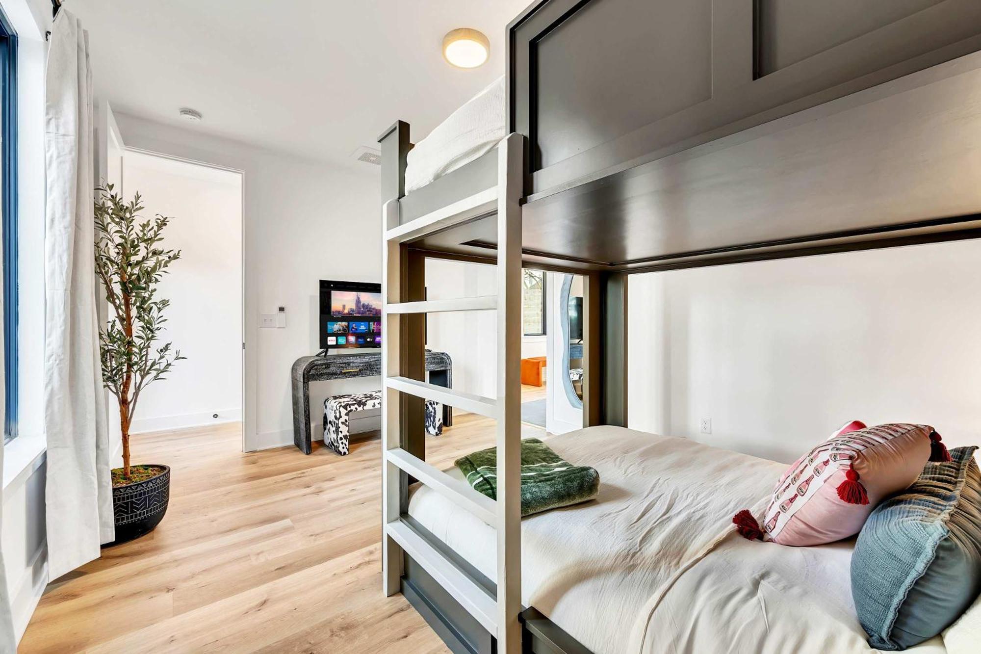 Twin Homes Rooftop Deck Hot Tub Outdoor Kitchen *