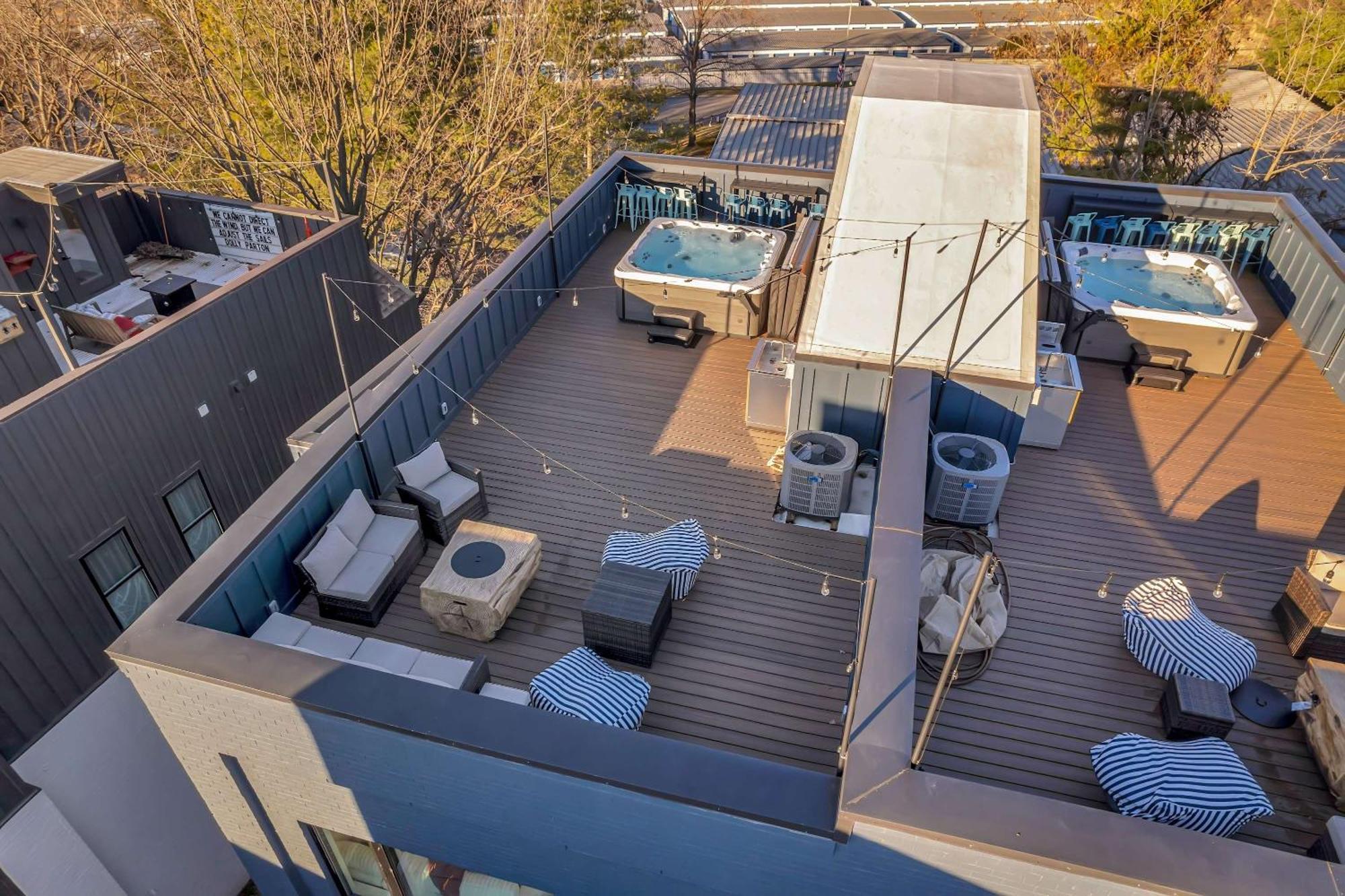 Rooftop Deck Hot Tub & Game In * Nashville