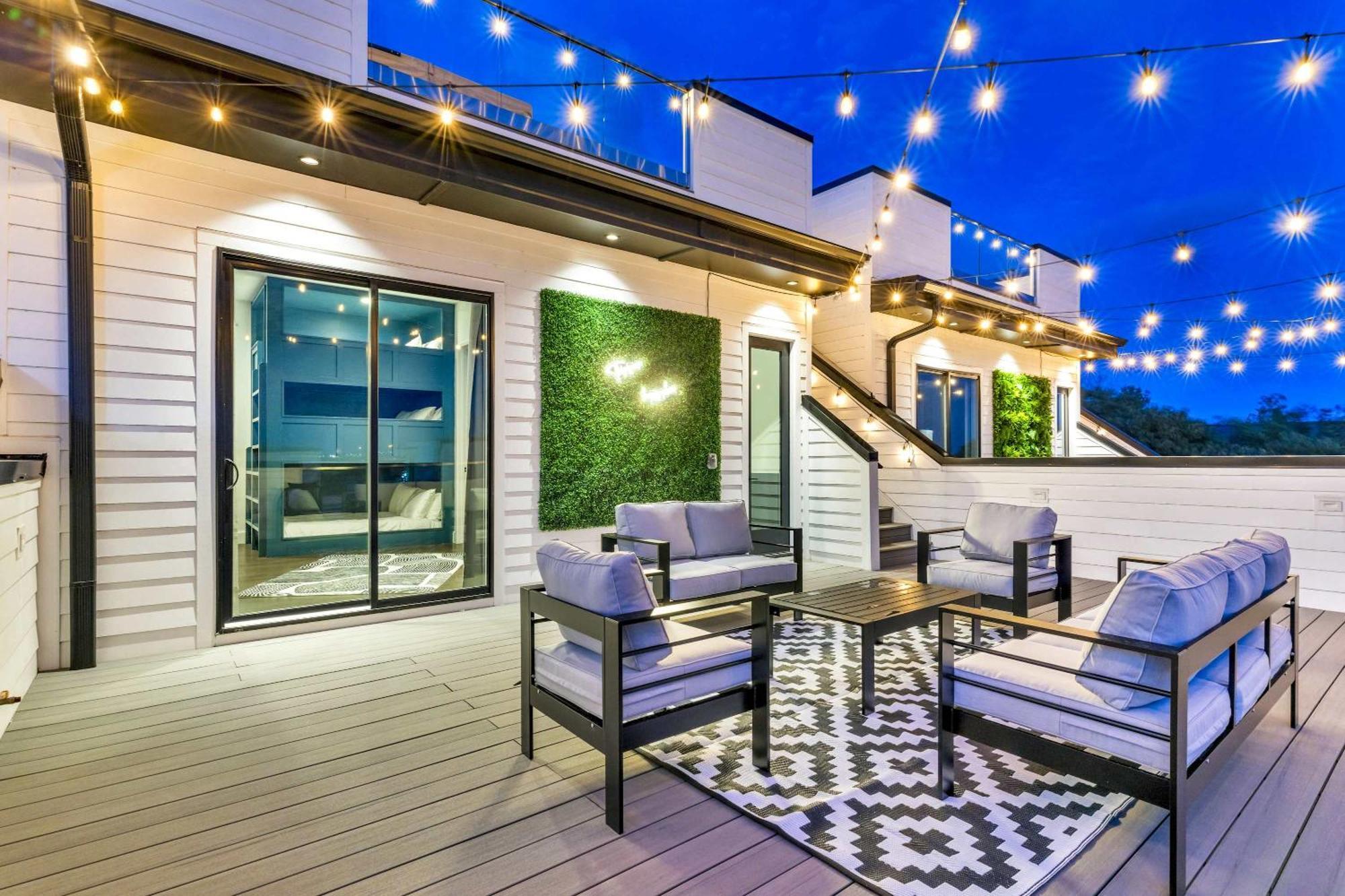 Double Rooftop Decks Hot Tub Karaoke