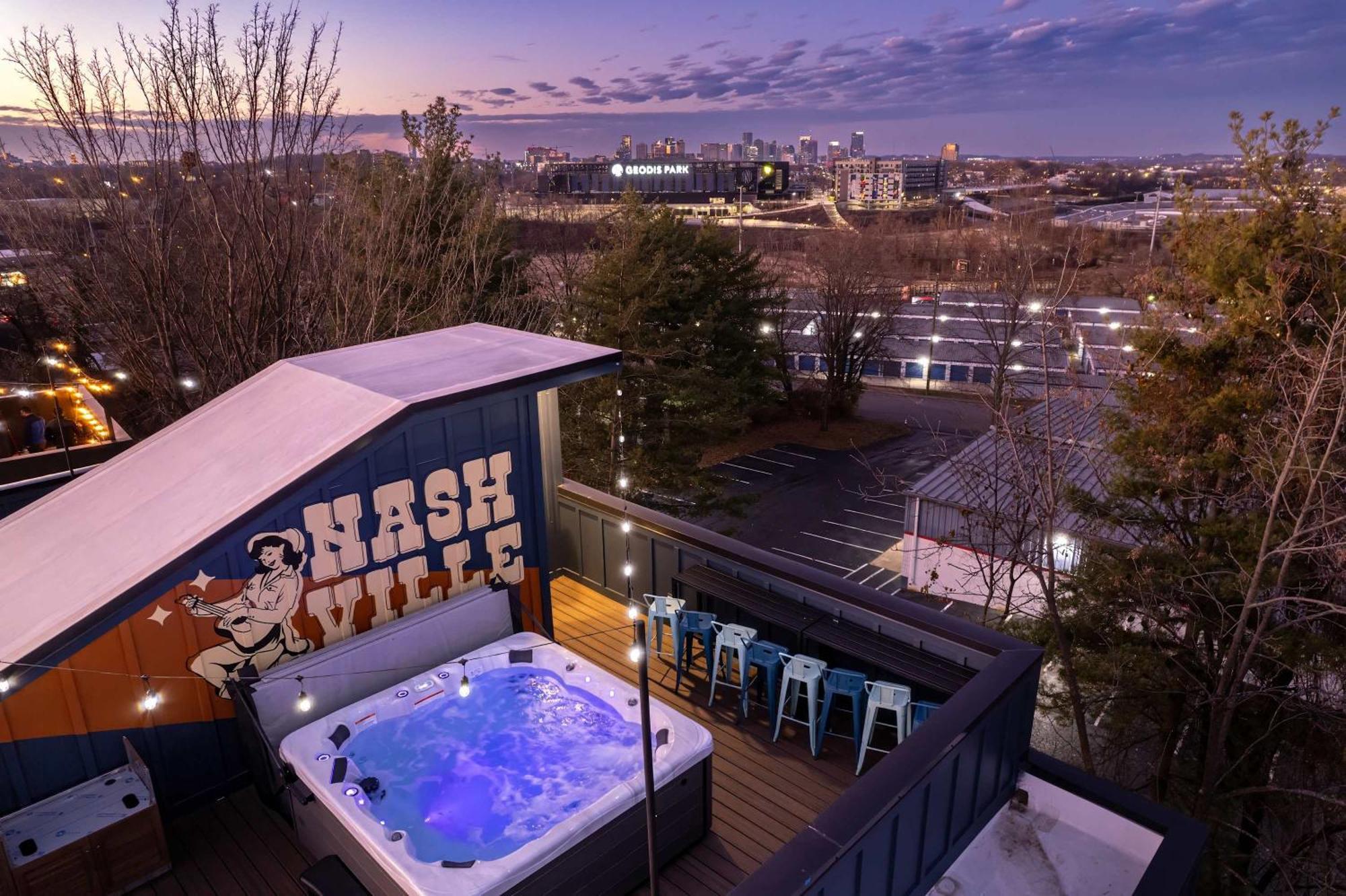 Rooftop Deck Hot Tub Game Downtown Holiday home Nashville