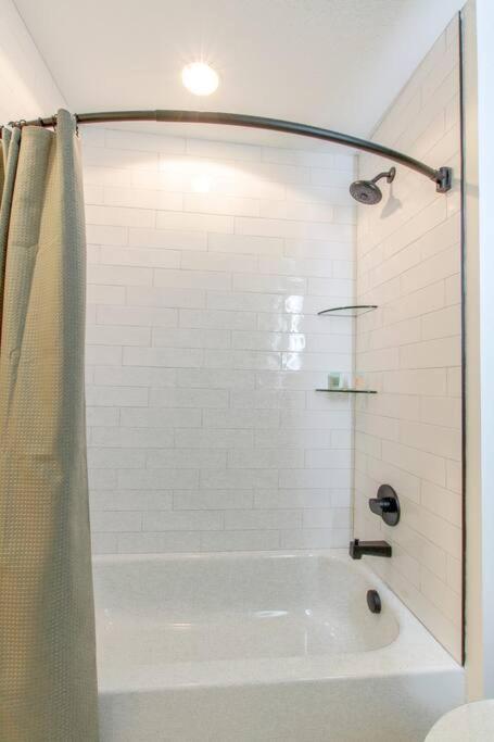 Nashoasis 10 Min To Dt, Gameroom, Huge Yard