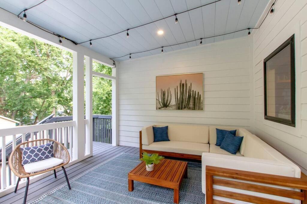 Nashoasis 10 Min To Dt, Gameroom, Huge Yard Holiday home