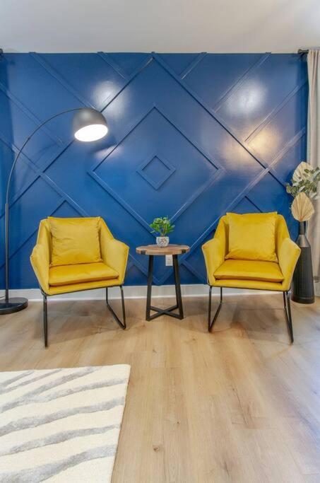 Nashoasis 10 Min To Dt, Gameroom, Huge Yard Holiday home *