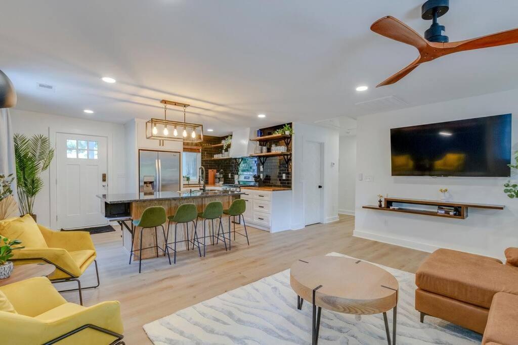 Nashoasis 10 Min To Dt, Gameroom, Huge Yard Holiday home Nashville