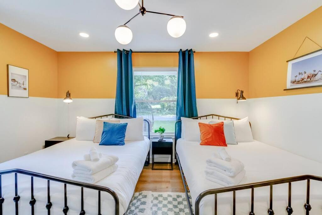 Nashoasis 10 Min To Dt, Gameroom, Huge Yard