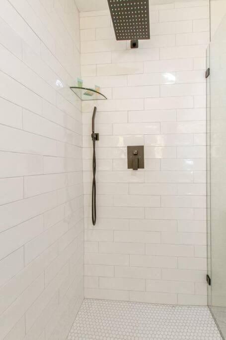 Nashoasis 10 Min To Dt, Gameroom, Huge Yard Holiday home