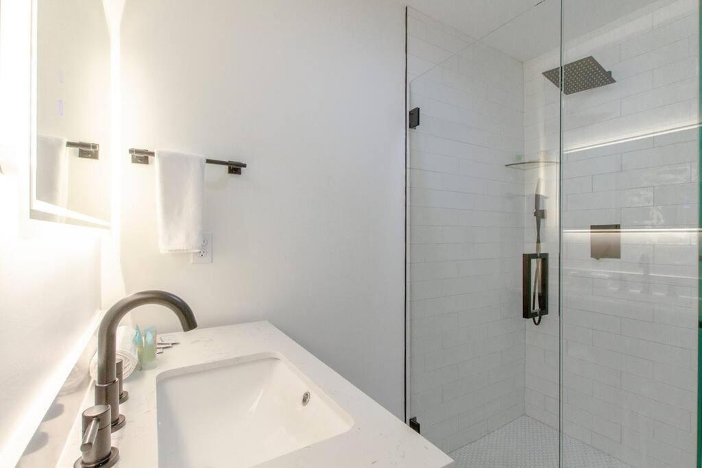 Nashoasis 10 Min To Dt, Gameroom, Huge Yard Holiday home *