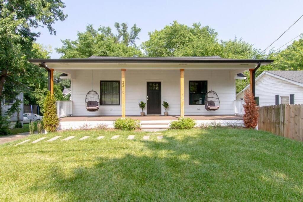 Nashoasis 10 Min To Dt, Gameroom, Huge Yard Holiday home Nashville