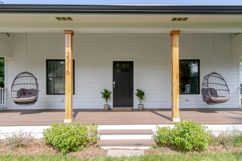 Nashoasis 10 Min To Dt, Gameroom, Huge Yard Holiday home