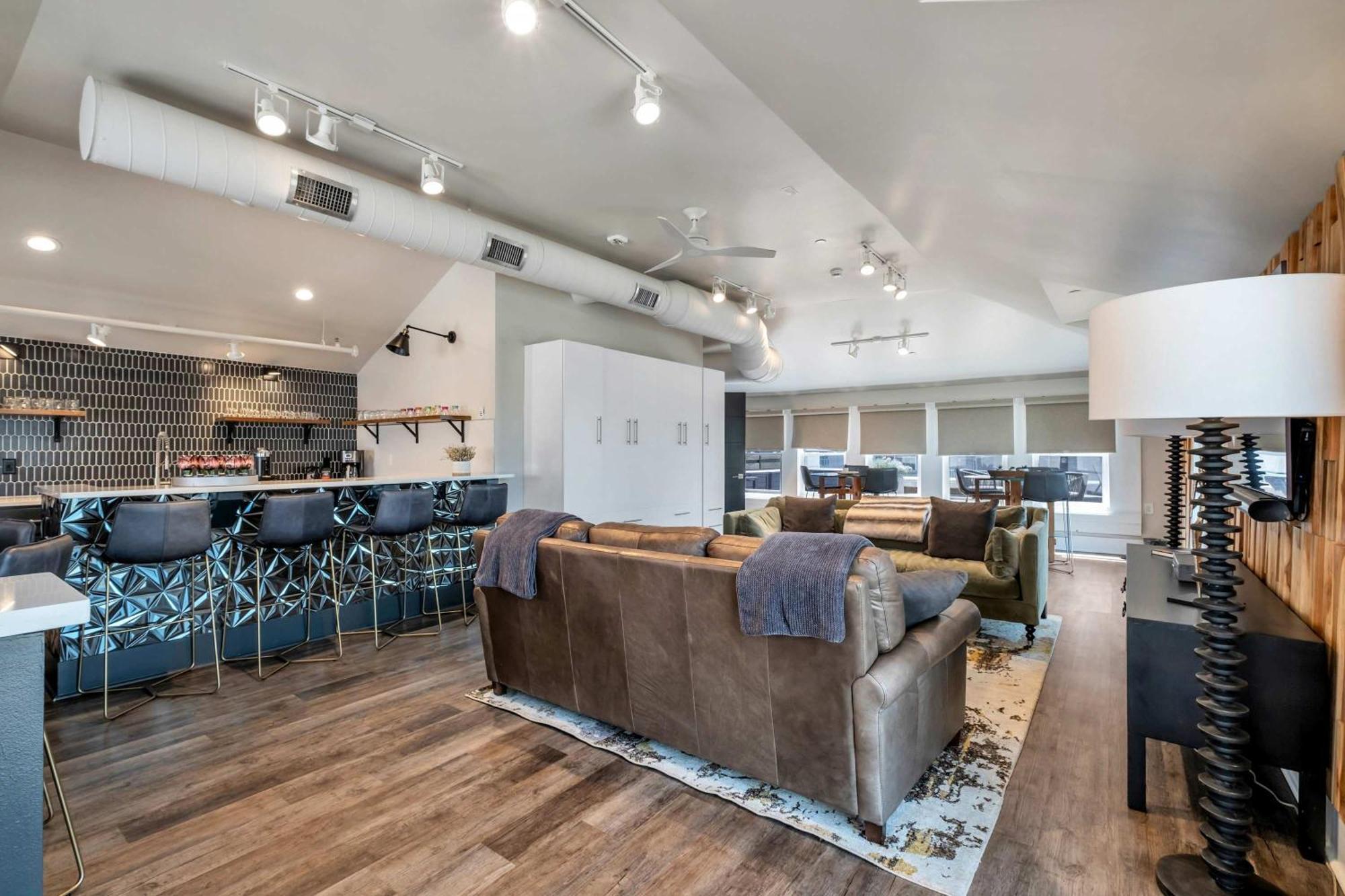 Skyline With Penthouse & Rooftop Deck 6br By Maddox Apartment