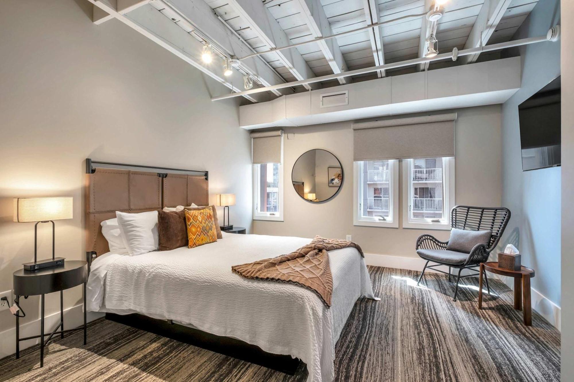 Apartment Skyline With Penthouse & Rooftop Deck 6br By Maddox