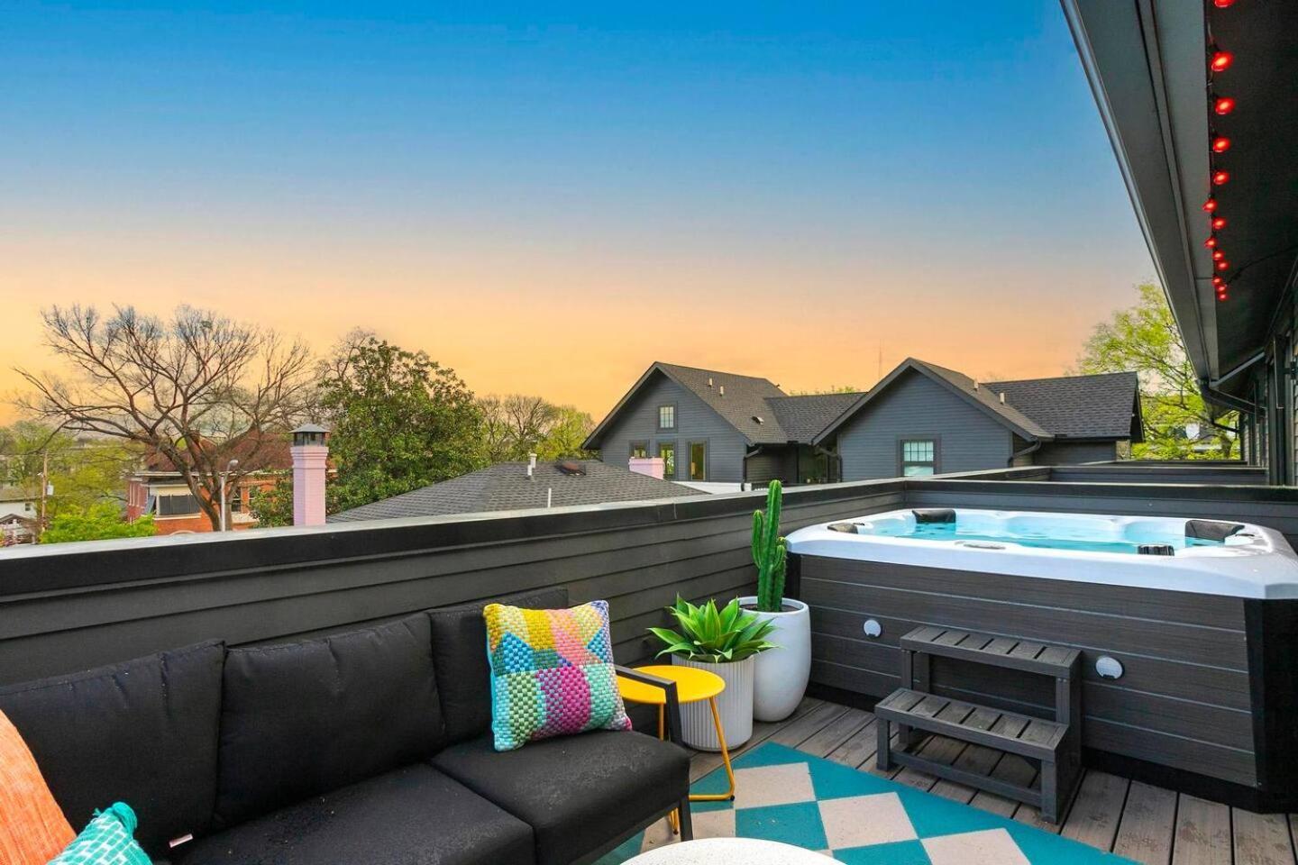 Rooftop Hot Tub Walk To Cafes 15Mi To Downtown Holiday home Nashville