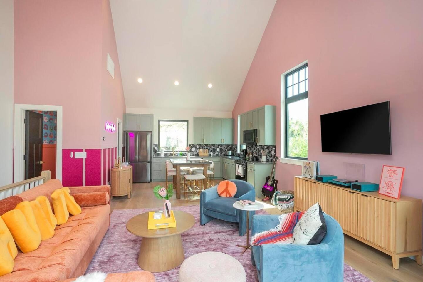 Rooftop Hot Tub Walk To Cafes 15Mi To Downtown Holiday home *