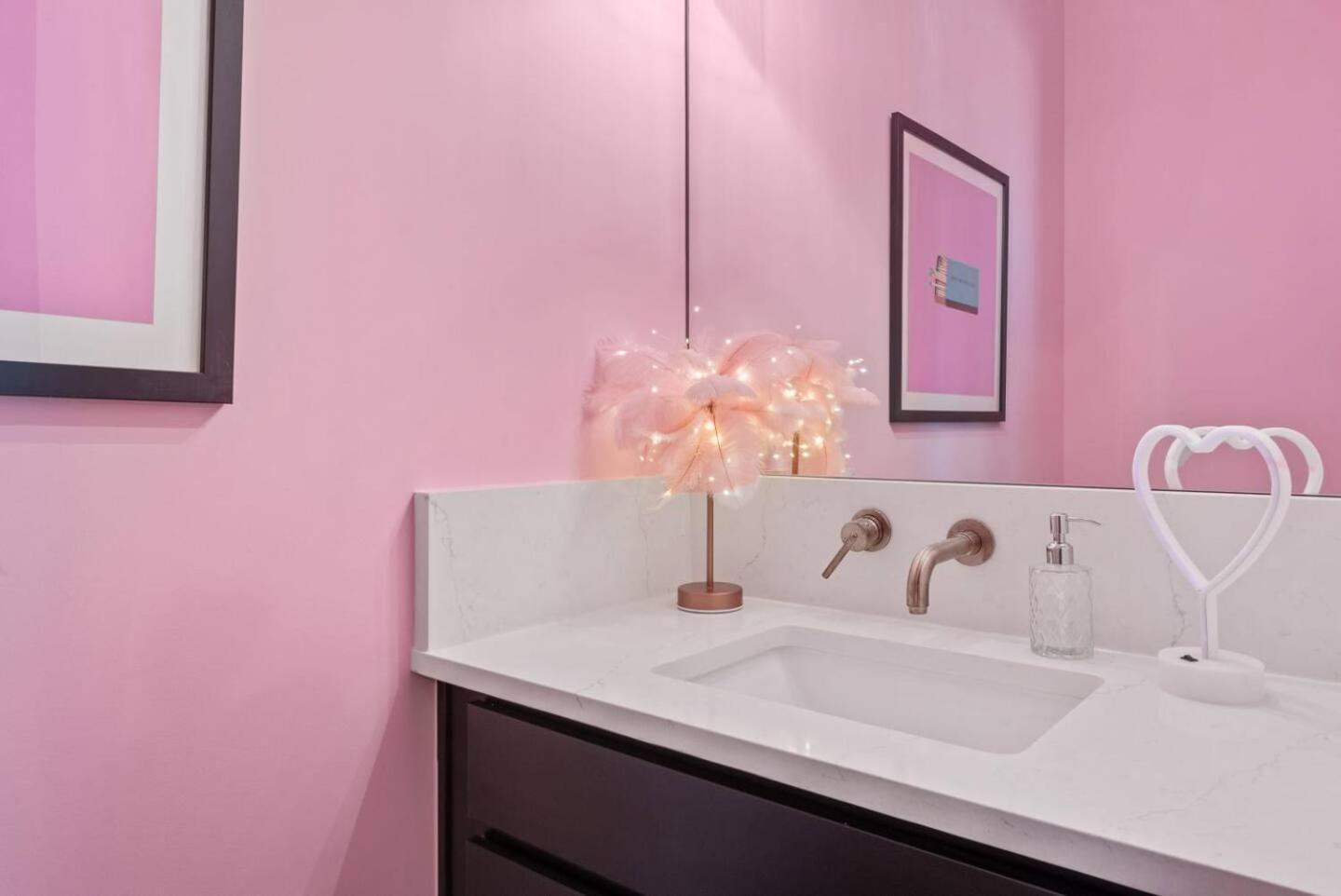 Holiday home 5 Star Stay! Rooftop Hot Tub Walk To Gulch *