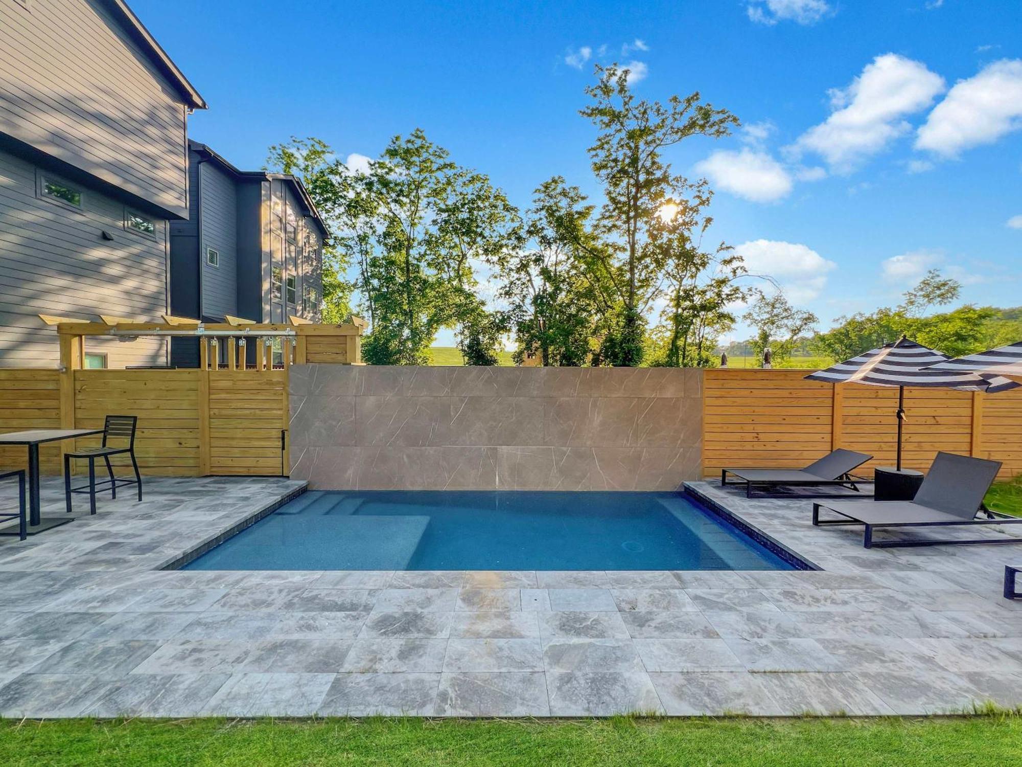New Modern Multi-level Pooltable & Rooftop Holiday home *