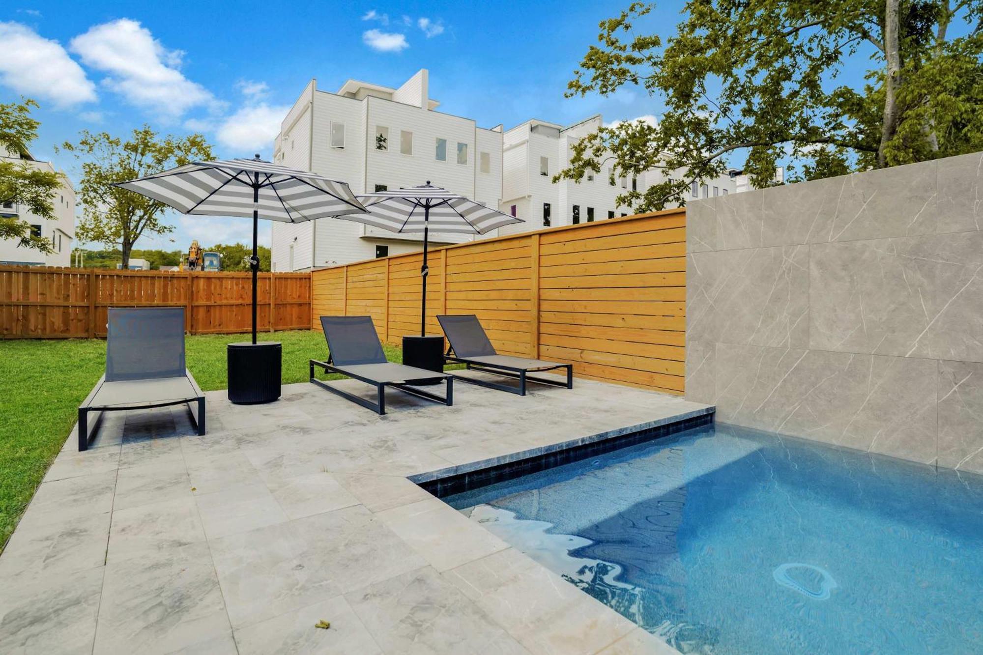 Sleek Multi-level Rooftop Views & Pool Table Holiday home