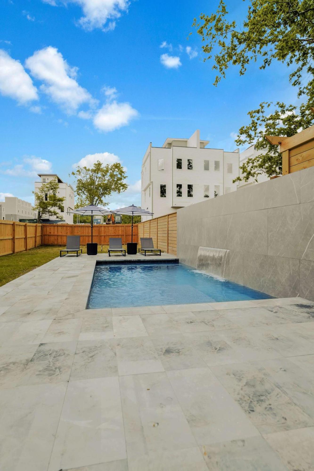 Sleek Multi-level Rooftop Views & Pool Table Holiday home *