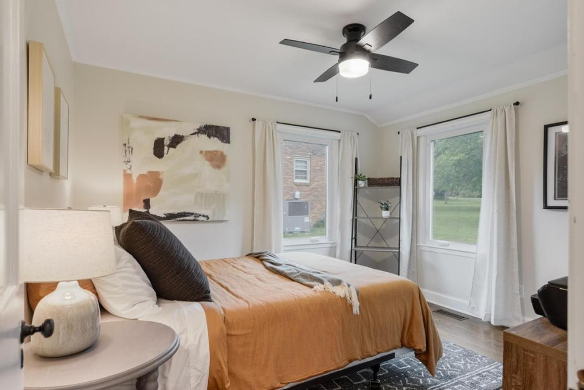 Modern Music Oasis Sauna & Spacious Yard Holiday home Nashville