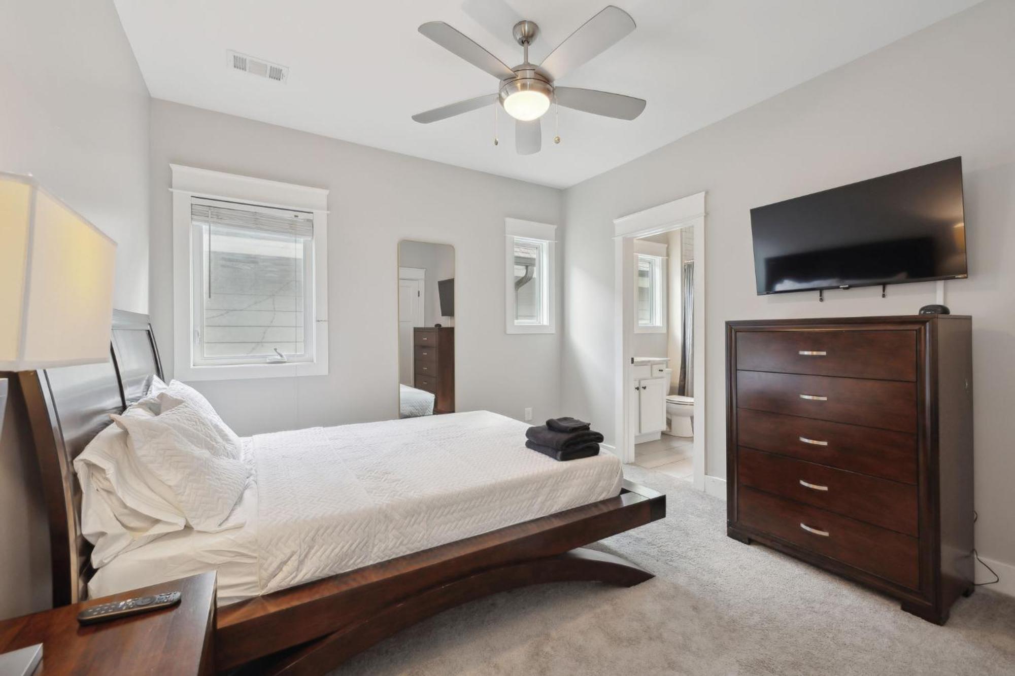 Cozy Retreat Mins To Broadway & East Apartment