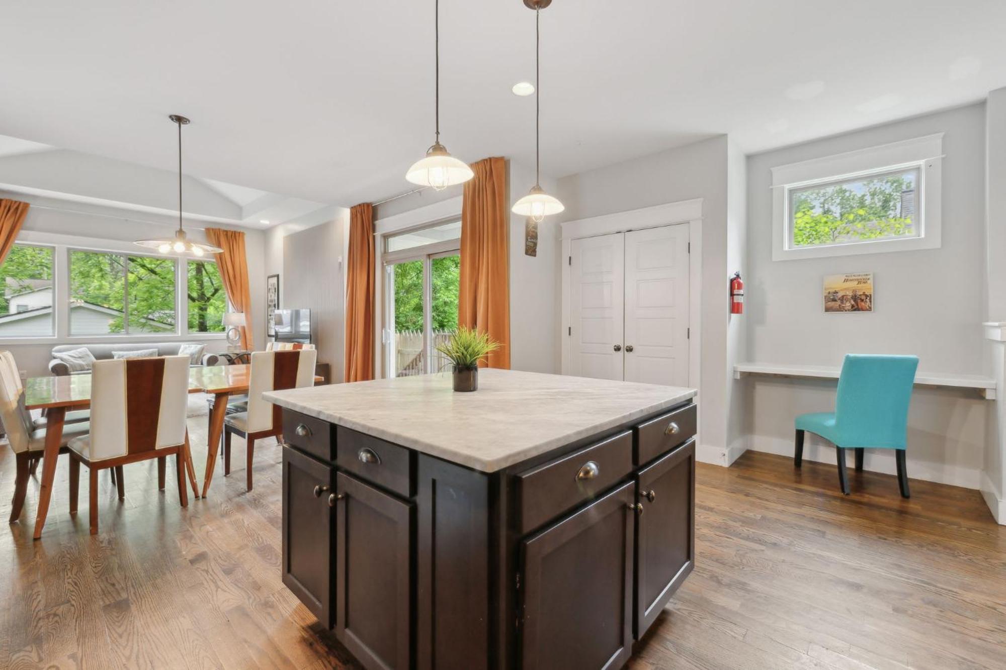 Spacious Retreat Mins To Broadway & East Apartment *