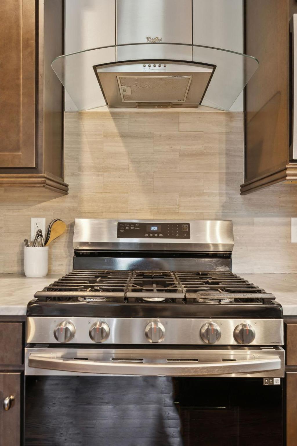Spacious Retreat Mins To Broadway & East Apartment