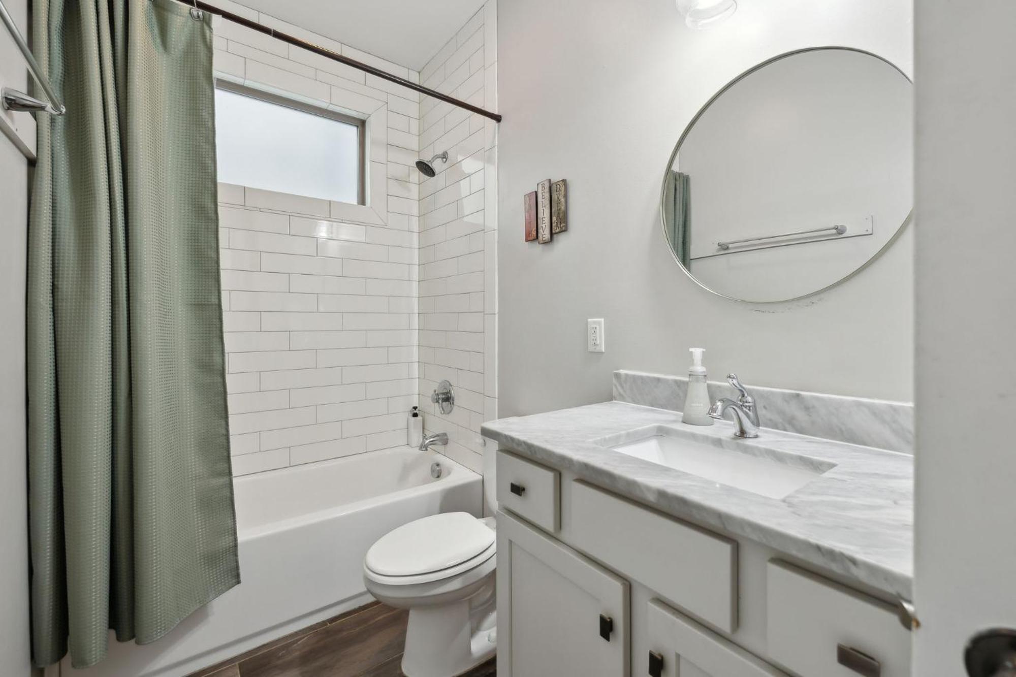 Spacious Retreat Mins To Broadway & East *