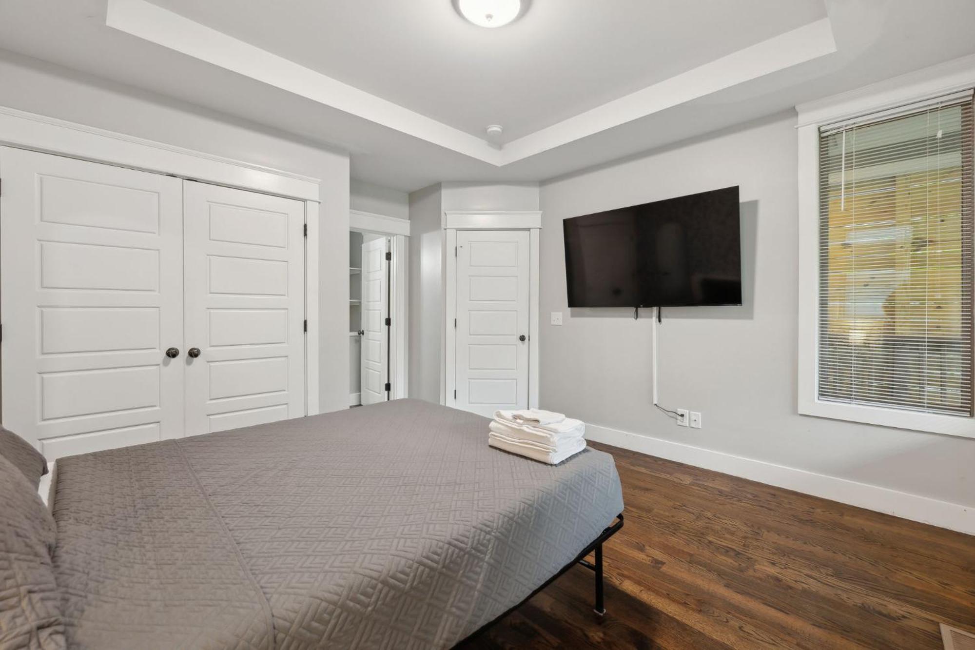 Spacious Retreat Mins To Broadway & East Apartment
