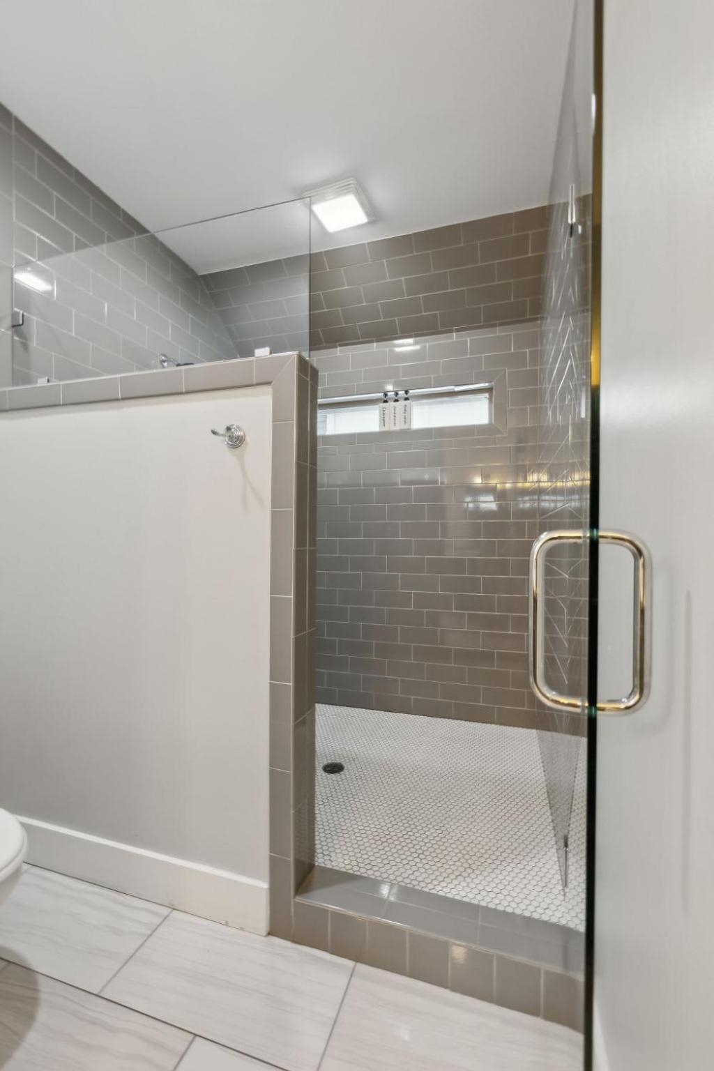 Spacious Retreat Mins To Broadway & East