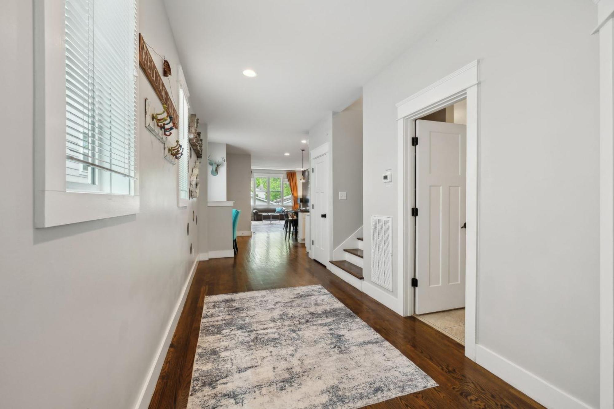 Stylish Duplex Near Downtown & East Fun Apartment