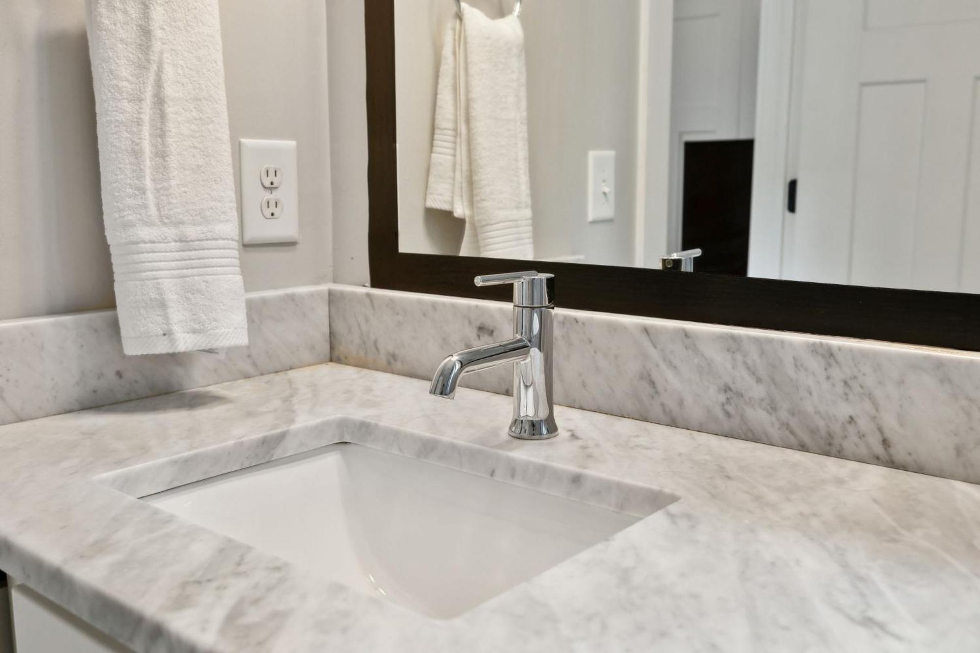 Stylish Duplex Near Downtown & East Fun