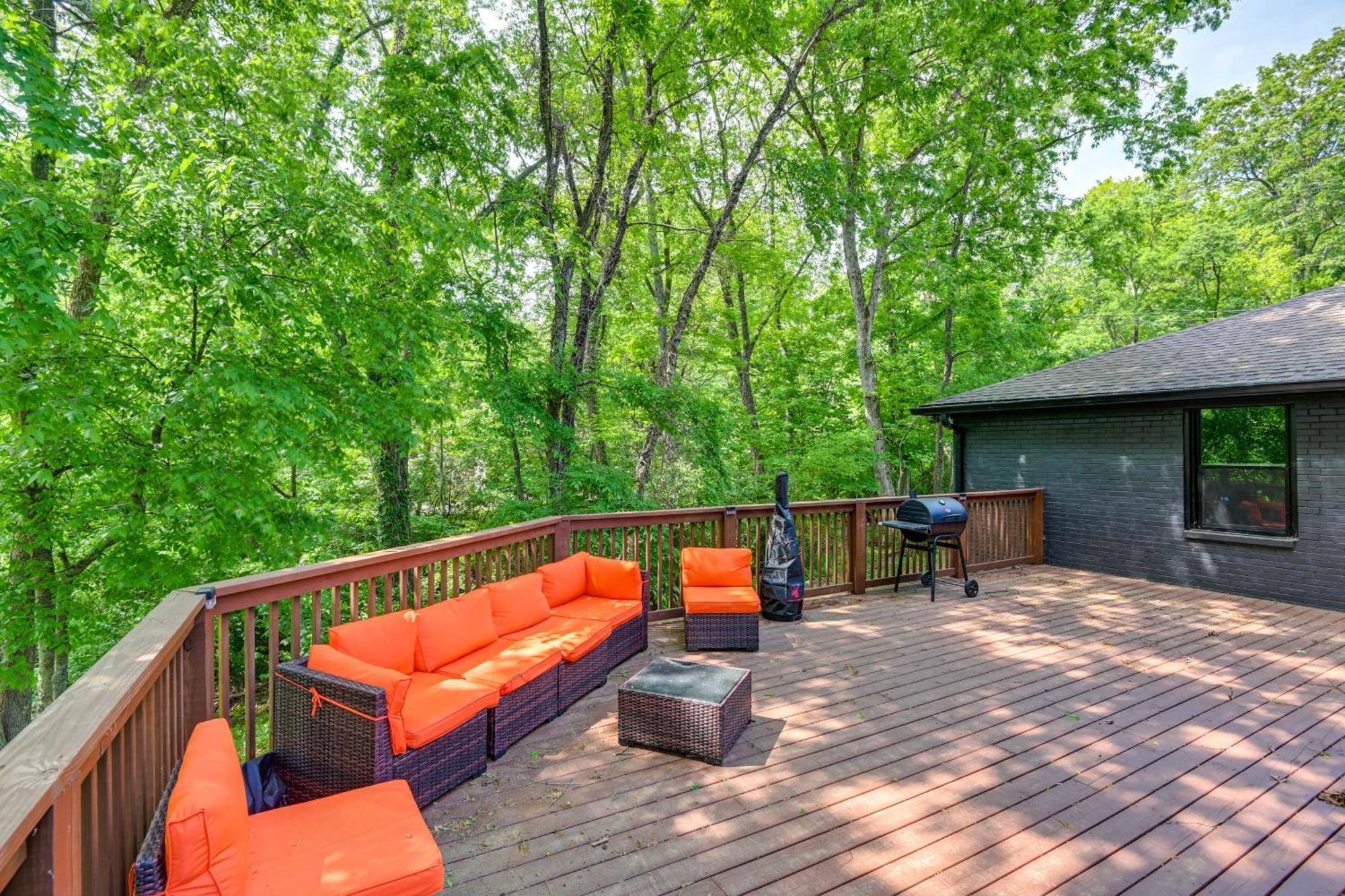 Spacious Deck Contemporary In Nashville! *