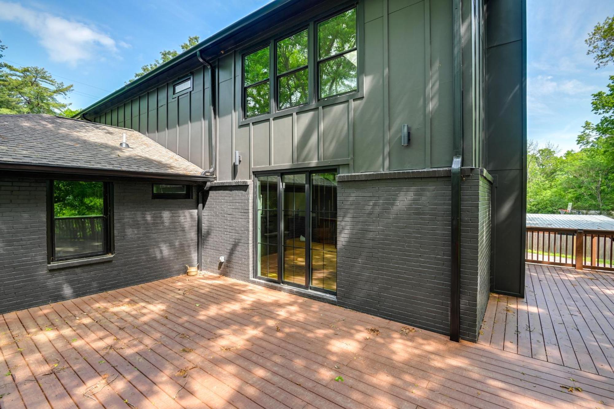 Spacious Deck Contemporary In Nashville! *