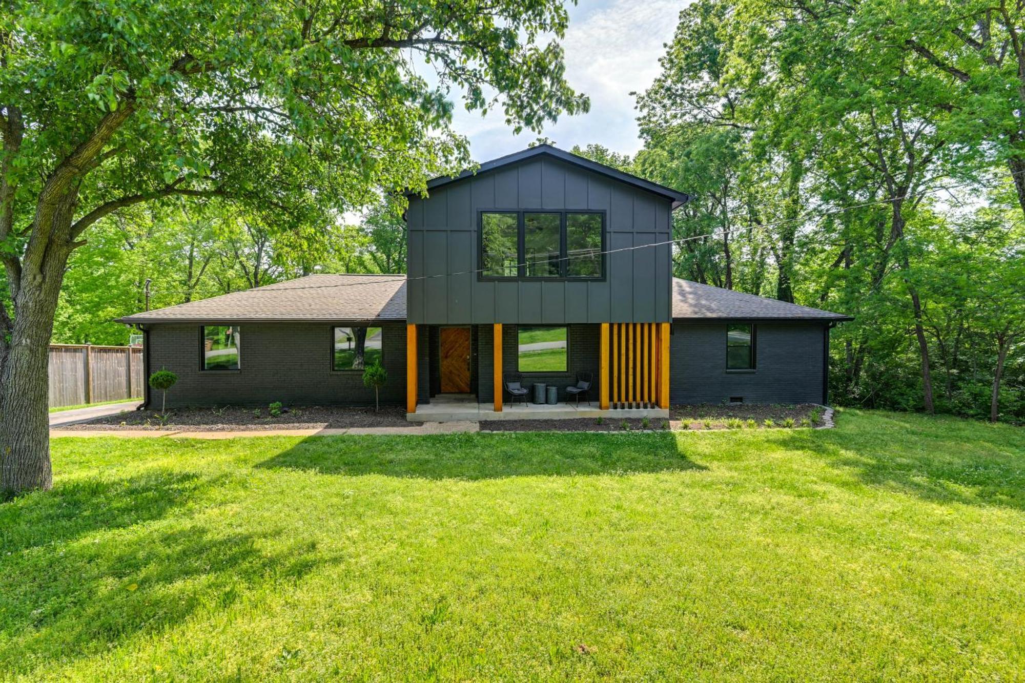 Spacious Deck Contemporary In Nashville! * Nashville