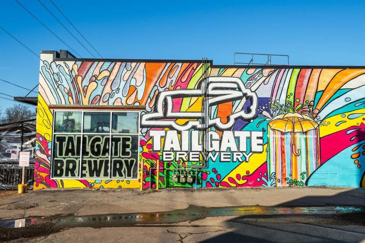 East Getaway - Walk To Parks Golf & Music Spots Holiday home