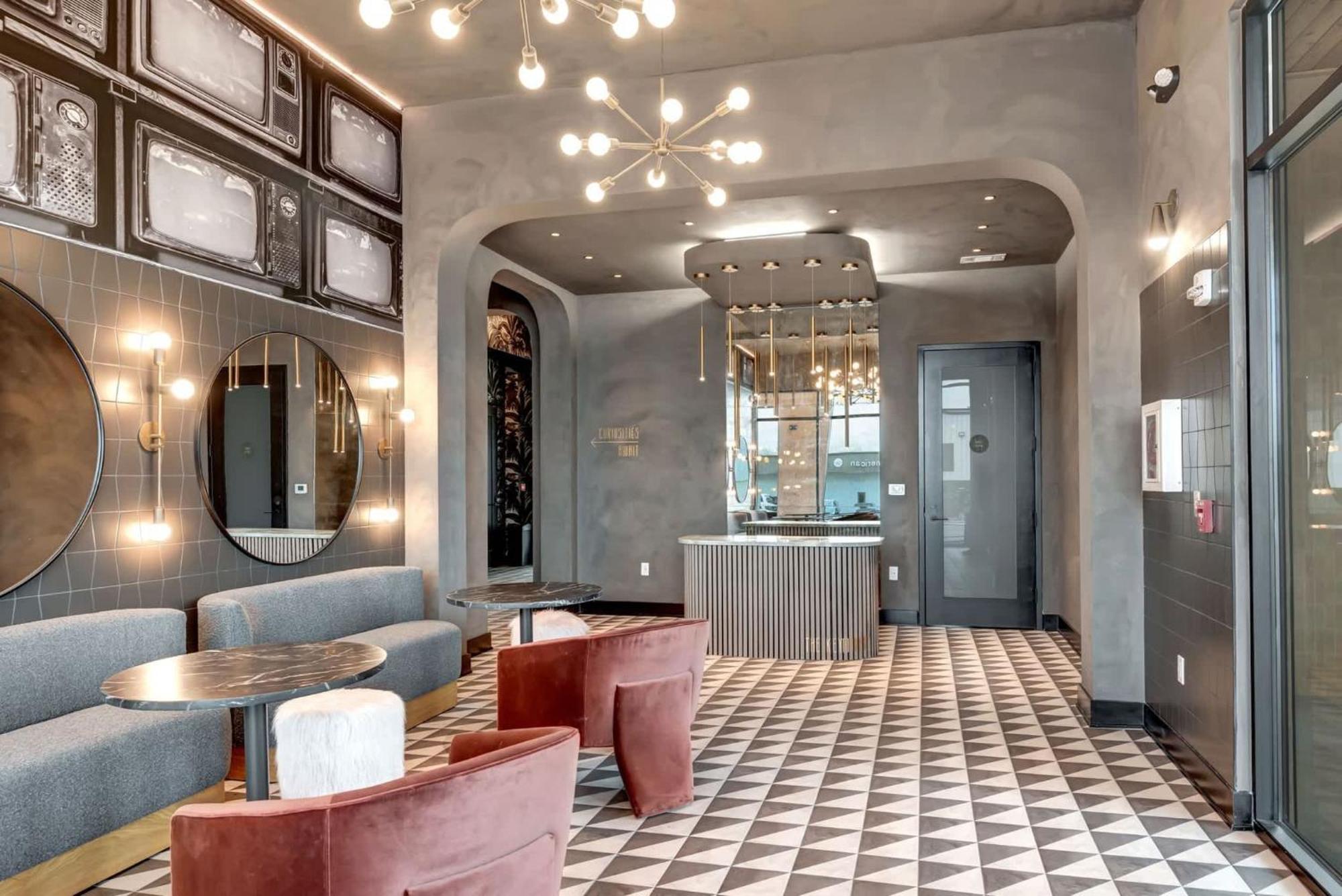 The Lounge Close To Broadway *