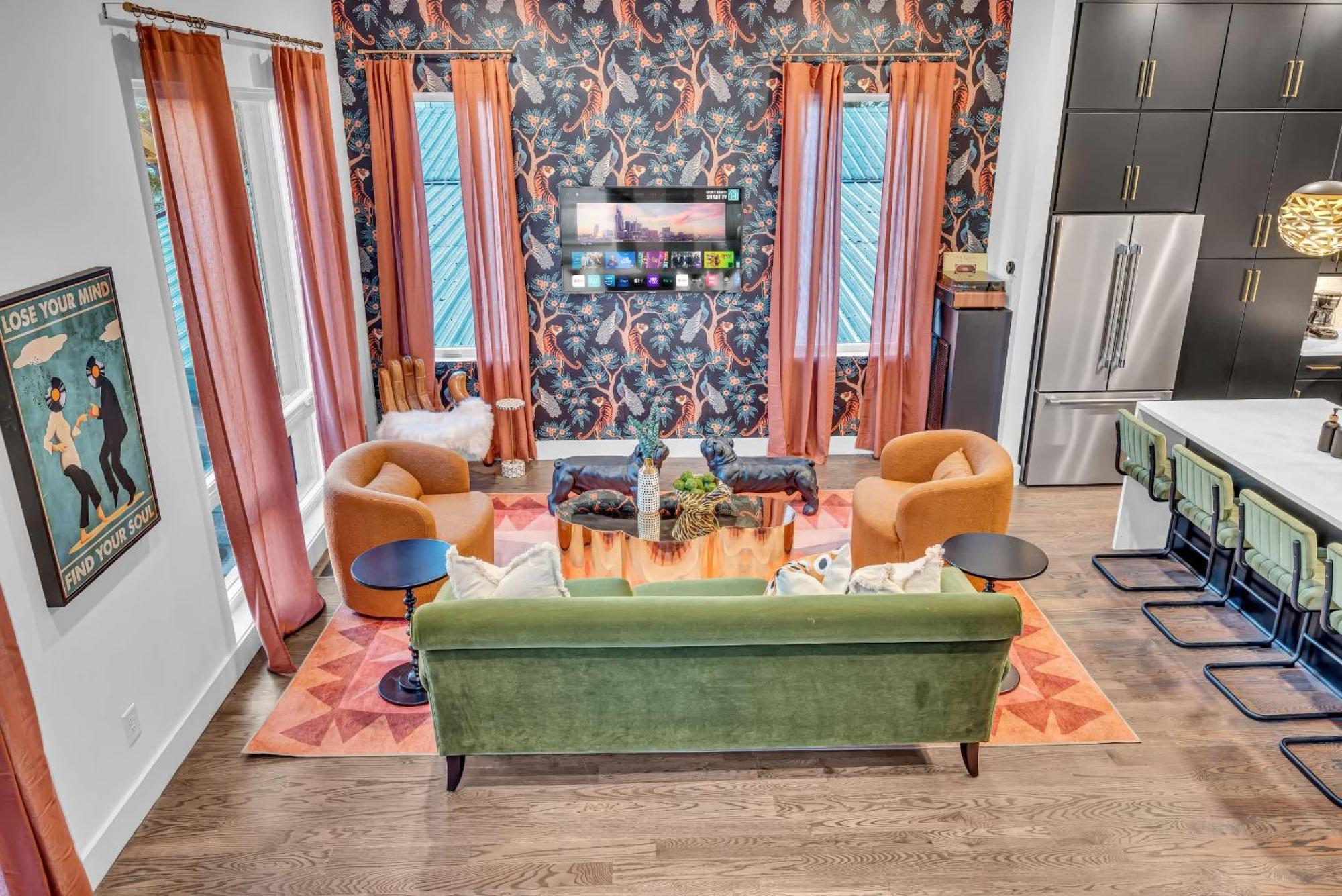 Holiday home Disco Themed Hot Tub & Rooftop Decks In *