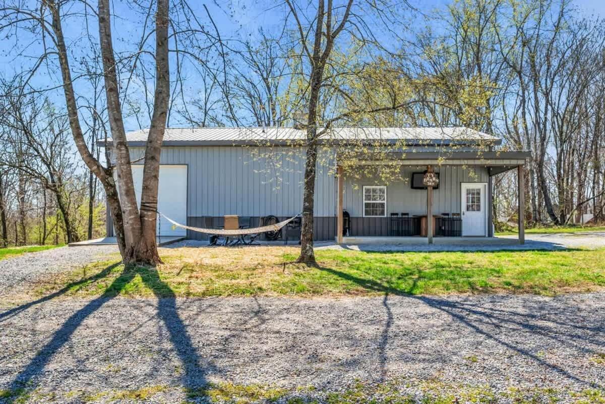 The Den At J-barn - Secluded Retreat *