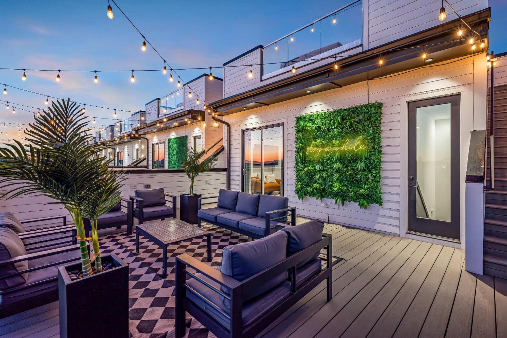 2 Hot Tubs Karaoke Game Downtown