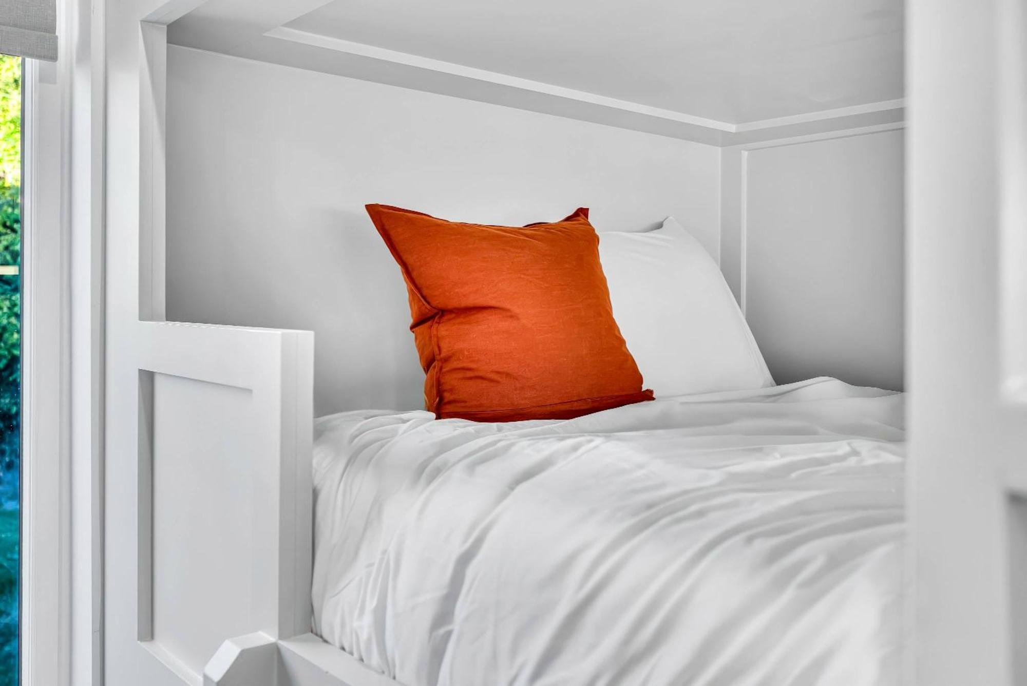 Holiday home 2 Hot Tubs Karaoke Game Downtown