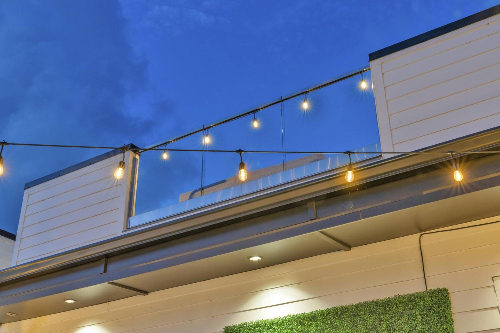 2 Hot Tubs Karaoke Game Downtown *