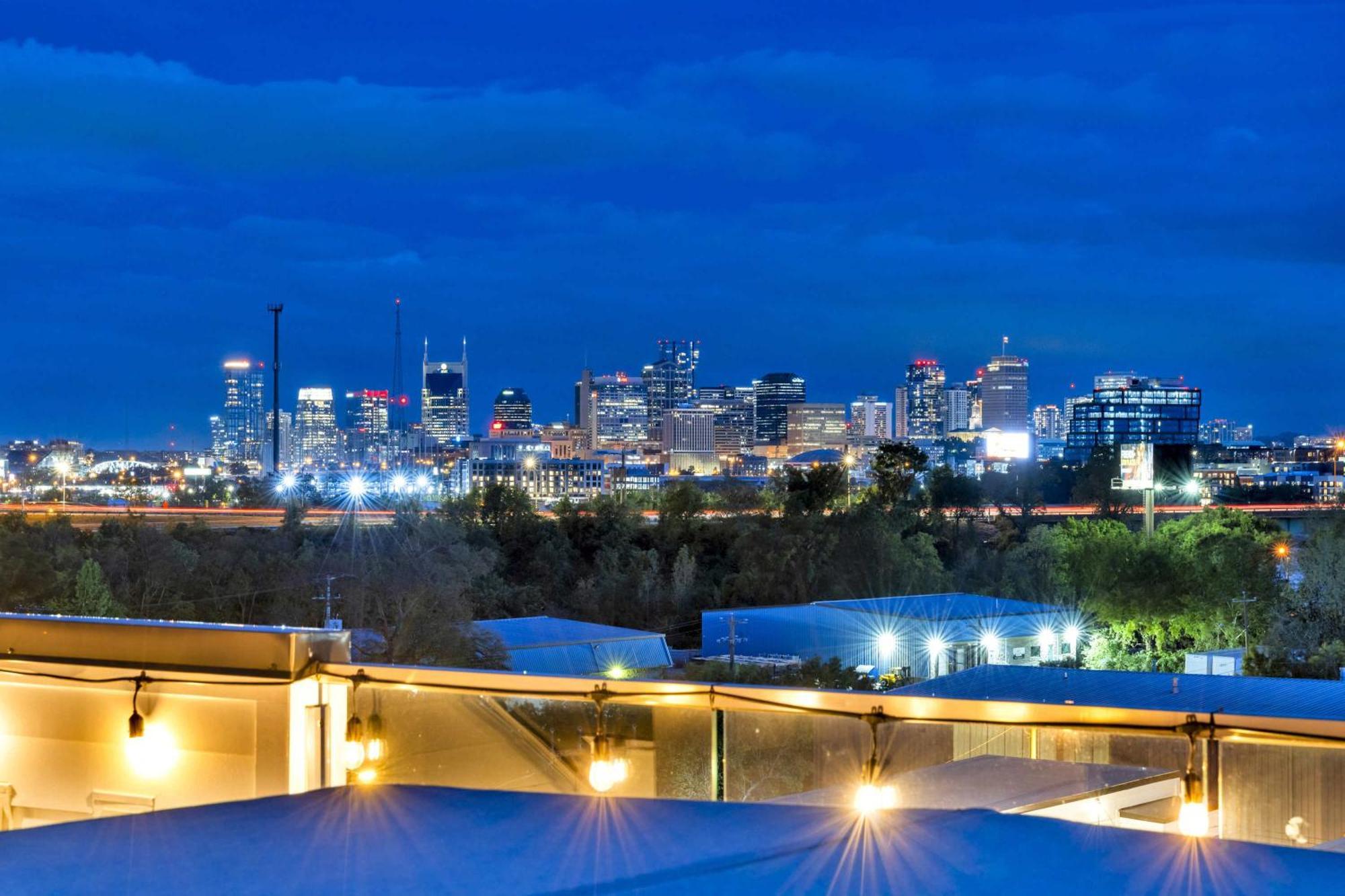 2 Hot Tubs Karaoke Game Downtown *