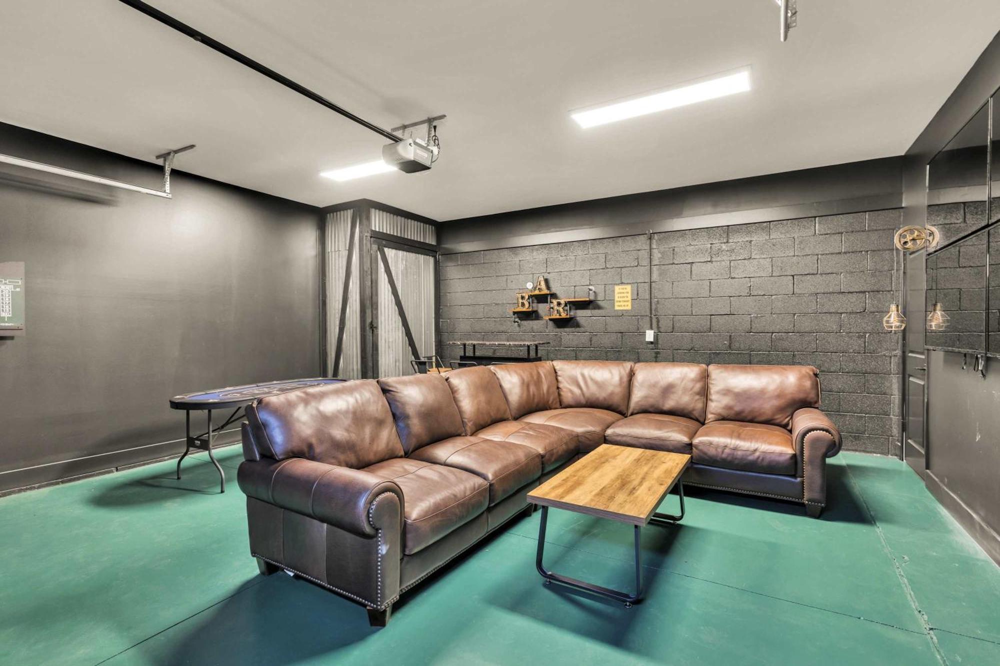 Holiday home 2 Hot Tubs Karaoke Game Downtown *