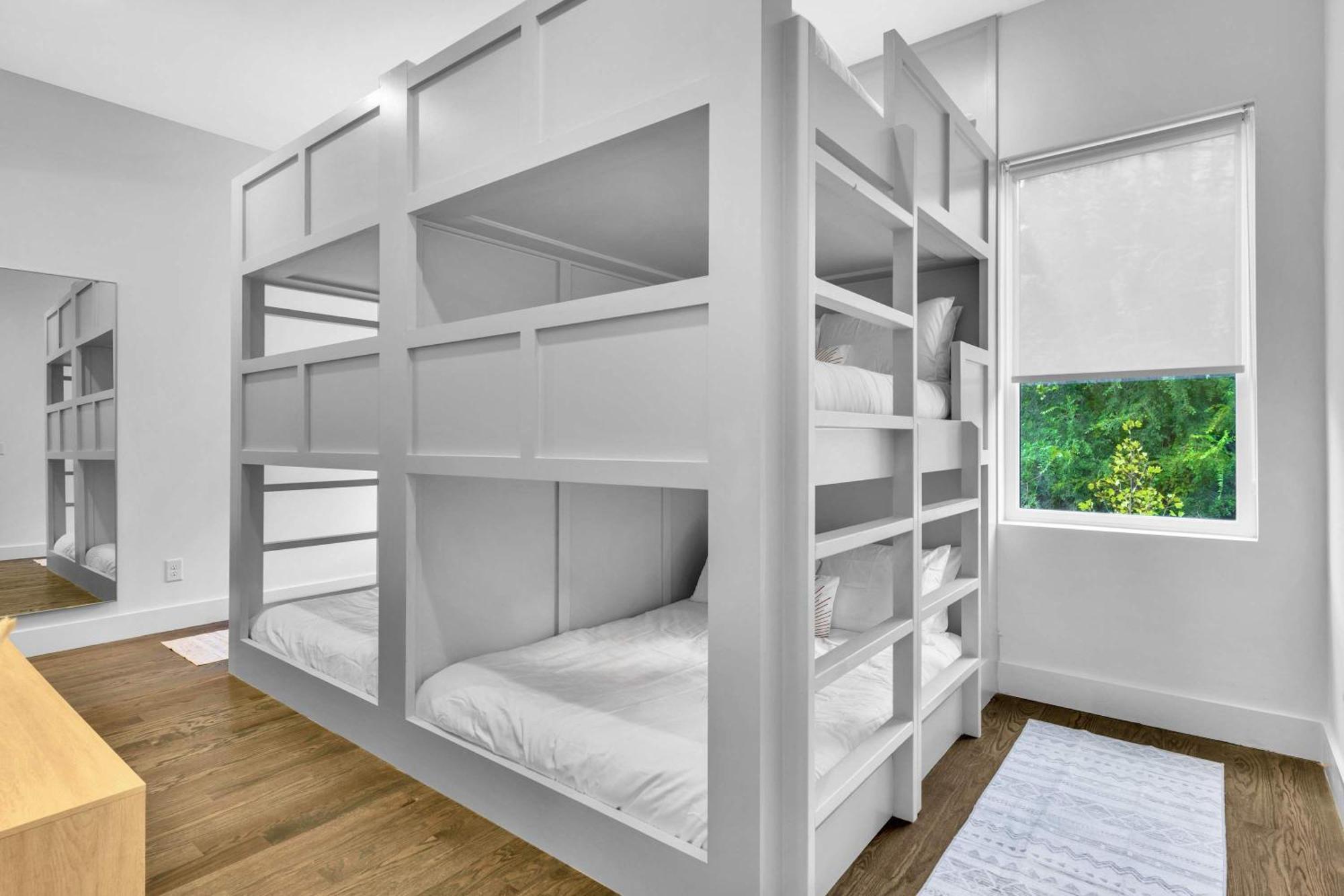 2 Hot Tubs Karaoke Game Downtown Holiday home