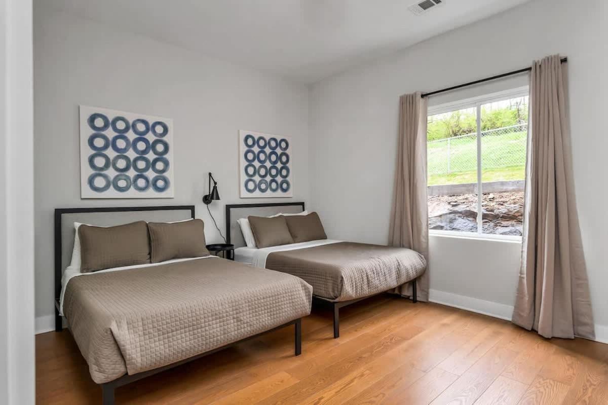 Private Hot Tub - Spacious - Hosts 12 Guests